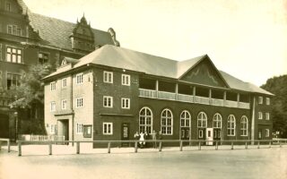 Erinnerung an die NS-Zwangsarbeiter auf dem Sportplatz an der Max-Brauer-Allee